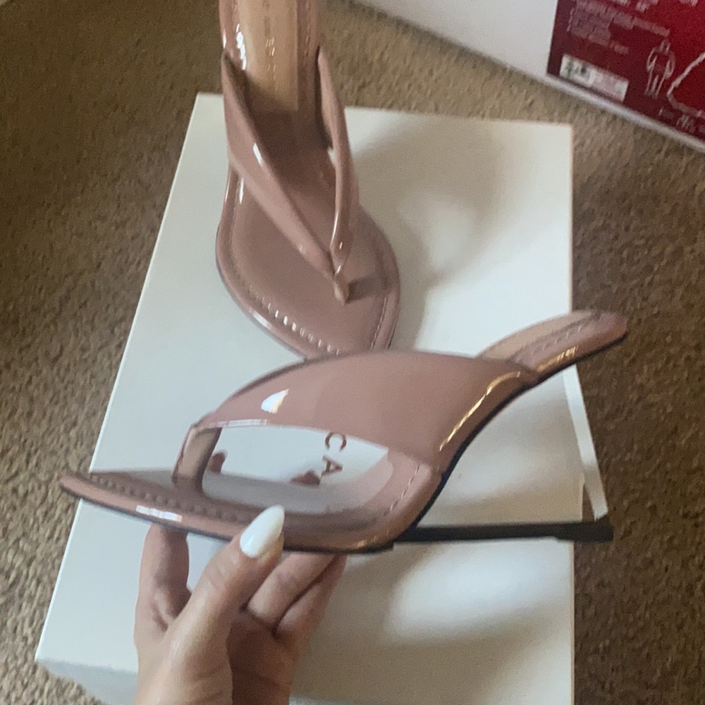 Like New - Good American Nude Pink Pointed Toe Thong Sandals - Picture 3 of 4